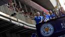 Kiper Leicester City,  Kasper Schmeichel (kiri)  terlihat menyapa fans pada  parade trofi juara Liga Inggris 2015/2016 di Bangkok, (19/5/2016). (AFP/Christophe Archambault)