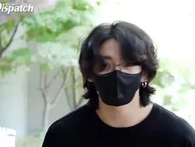Jungkook BTS mengenakan atribut serba hitam. Mulai kaus lengan panjang, celana panjang hingga masker. (Foto: Dispatch/Allkpop)