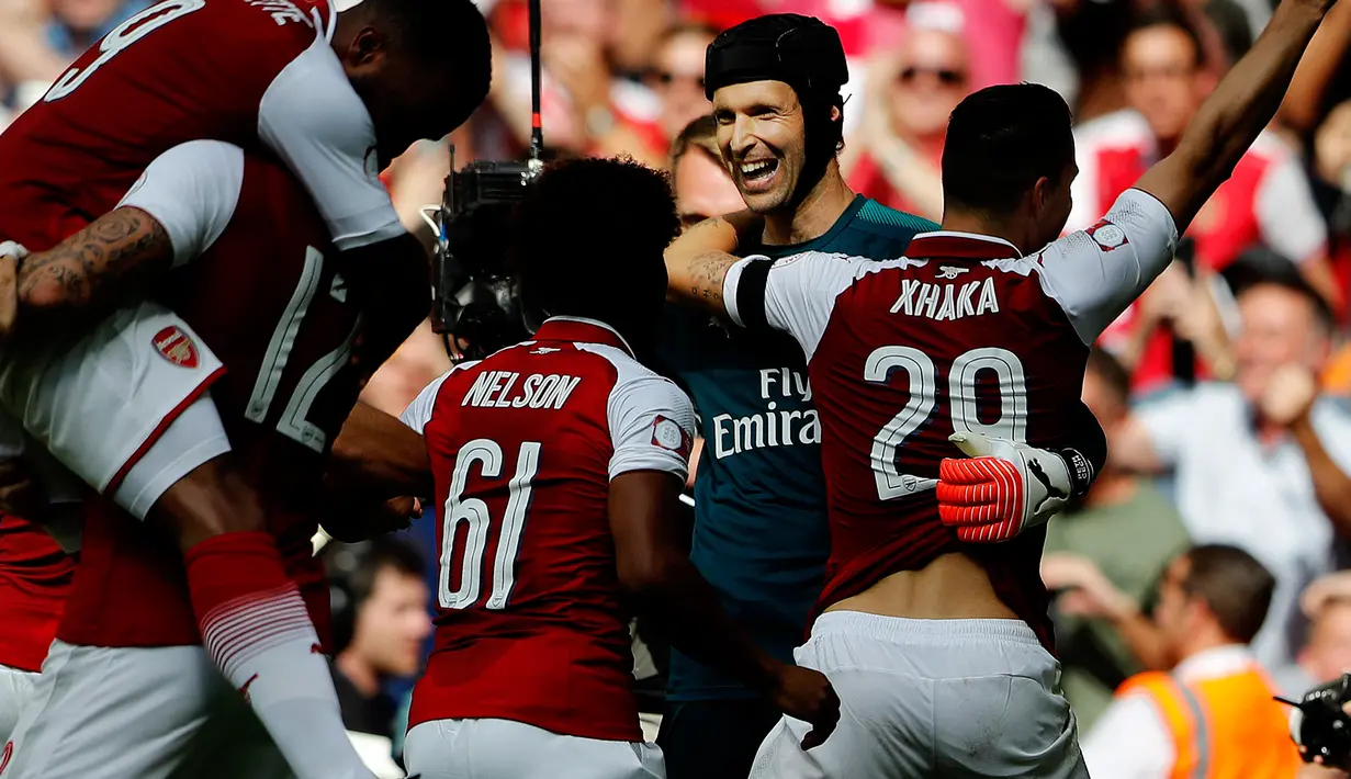 Para pemain memeluk kiper Arsenal Petr Cech saat merayakan kemenangan dalam pertandingan FA Community Shield di Stadion Wembley di London, Inggris (6/8). Sementara Arsenal berhasil menyamakan skor melalui Sead Kolasinac. (AP Photo / Frank Augstein)