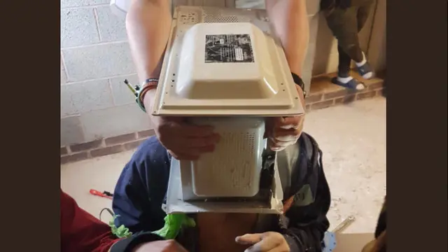 Niat bikin lelucon, Kepala Youtuber ini malah nyangkut di Microwave