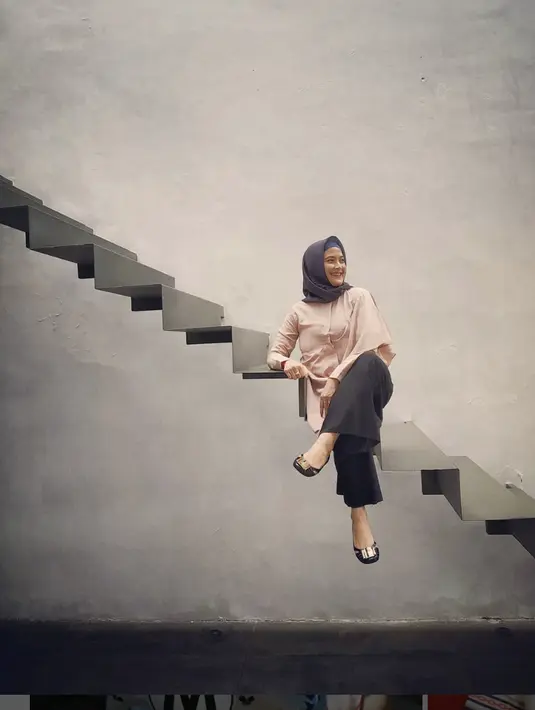 Menghadirkan fashion item yang simple, gaya Andhara Early kian jadi panutan. Kali ini, ia tampak nyaman dengan everyday shirt dan celana kulot.  [Foto: Instagram/ Andhara Early]