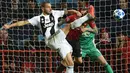 Bek Juventus, Leonardo Bonucci, berebut bola dengan bek Manchester United, Victor Lindelof, pada laga Liga Champions di Stadion Old Trafford, Manchester, Selasa (23/10). MU kalah 0-1 dari Juventus. (AFP/Oli Scarff)