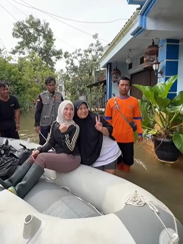 Chacha Frederica bantu korban banjir (Instagram/chafrederica)