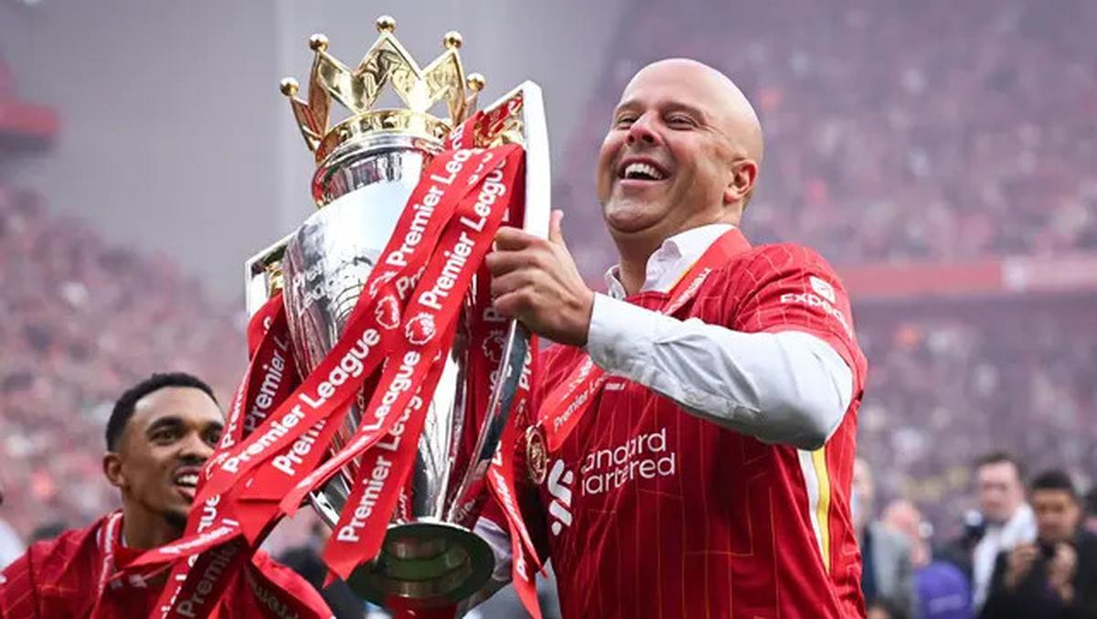 Penantian Panjang Usai, Liverpool Angkat Trofi Juara Liga Inggris di Anfield