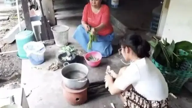 GKR Timoer Rumbai memasak menggunakan tungku saat terkurung di Keputren kompleks Keraton Solo, Jumat (12/2/2021). (Istimewa)