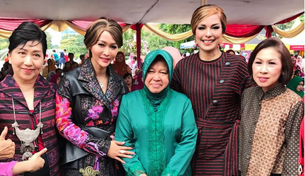 Pada peringatan Hari Ibu Nasional 2017, Inul Daratista bersama wanita-wanita hebat. Jumat (22/12/2017) penyanyi asal Pasuruan Jawa Timur itu menggelar bersama Walikota Surabaya, Tri Rismaharani dan Soraya Haque. (Instagram/inul.d)