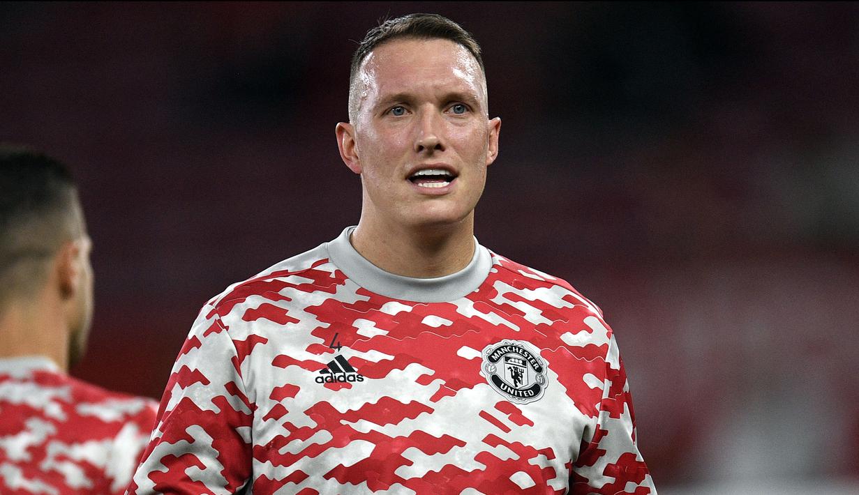 Phil Jones masih belum bermain di skuat utama Manchester United musim ini. Ia harus absen lama usai mengalami cedera pada Februari 2020. Pemain 29 tahun tersebut memanikan laga terakhirnya pada Januari tahun lalu melawan Tranmere Rovers pada ajang FA Cup. (AFP/Oli Scarff)