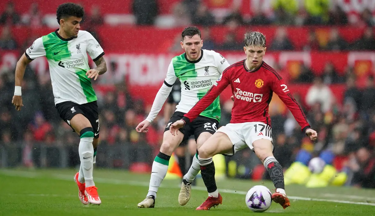 Manchester United berhasil membalik kedudukan lewat gol Bruno Fernandes di menit 50 dan Kobbie Mainoo (67'). (AP Photo/Dave Thompson)
