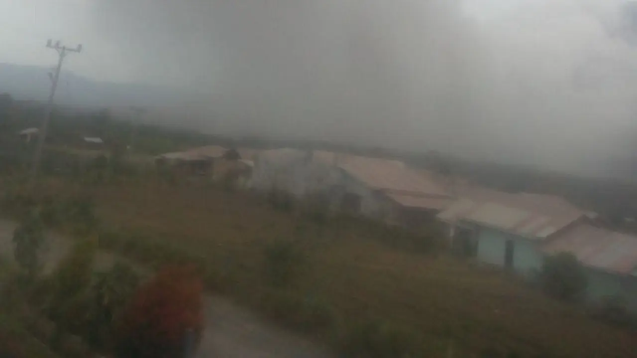 Gunung Sinabung Erupsi, Sibolangit Diguyur Hujan Abu Vulkanik