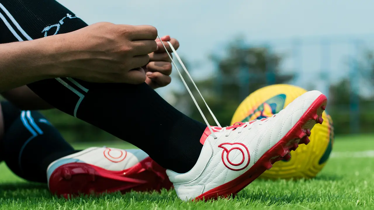 Gaya Klasik Modern pada Koleksi Sepatu Sepak Bola, Bisa Main Bebas Minim Cedera Seperti Zaman Dulu