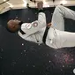 Tingkah sprinter Jamaika, Usain Bolt saat mencoba ruangan gravitasi nol dalam pesawat Airbus Zero-G di Reims, Prancis, Rabu (12/9). (Laurent Theillet, Mumm/Novespace via AP)