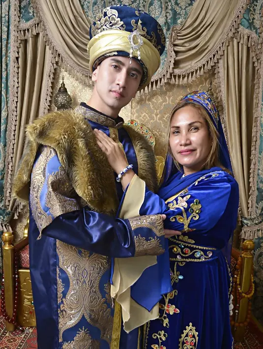 Berfoto dengan pakaian adat memang menjadi salah satu daya tarik wisata di Turki. Selain balon udara yang ada di Cappadocia, tampil gaya layaknya sultan menjadi kenangan tersendiri saat mengunjungi negara yang terkenal dengan kebabnya di Indonesia ini. (Liputan6.com/IG/@bramastavrl)