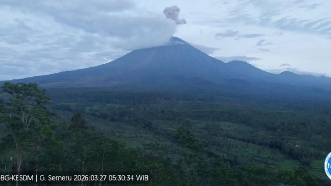 Gunung Semeru erupsi dengan tinggi letusan mencapai 1.000 meter di atas puncak pada Jumat (27/3/2026) pagi.
