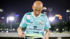 Pelatih Timnas Indonesia Putri U-17, Satoru Mochizuki membuka lembaran kertas saat memimpin latihan Timnas Indonesia Putri U-17 yang berlangsung di Lapangan A Kompleks Stadion Utama Gelora Bung Karno (SUGBK), Senayan, Jakarta, Rabu (27/03/2024). Latihan tersebut merupakan bentuk persiapan untuk Piala Asia U-17 yang bergulir di Bali pada 6-19 Mei 2024. (Bola.com/Bagaskara Lazuardi)