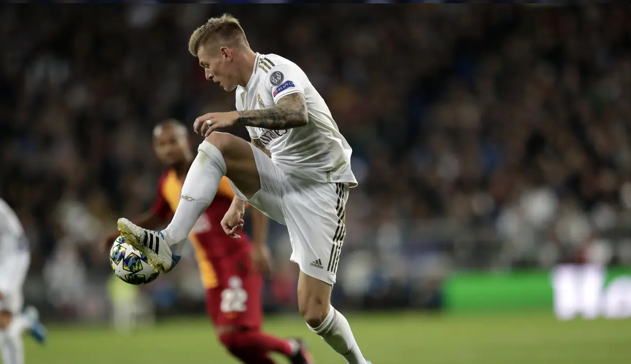 Gelandang Real Madrid, Toni Kroos  mengontrol bola saat bertanding melawan Galatasaray pada pertandingan Grup A Liga Champions di stadion Santiago Bernabeu, Spanyol (6/11/2019). Madrid menang telak 6-0 atas Galatasaray. (AP Photo/Bernat Armangue)