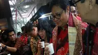 Menperin Airlangga Hartarto memyempatkan diri melihat produk-produk hasil karya narapidana yang dipamerkan di Aula Kantor Kementerian Perindustrian. (Dok Merdeka.com)