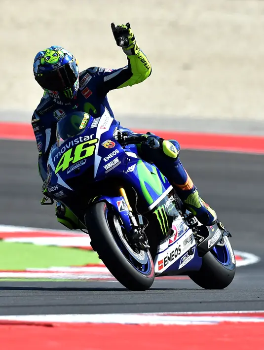 Saat sedang dalam lintasan balap Valentino Rossi tetap mengingat para penggemar dan melambaikan tangannya . Saat itu Valentino Rossi berada di sesi kualifikasi dari San Marino MotoGP pada tanggal 12 September 2015. (AFP/Bintang.com)