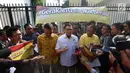 Ketum GMPG, Ahmad Doli Kurnia bersama Anggota GMPG memberikan keterangan pers di depan kantor DPP Partai Golkar Jakarta, Selasa (25/7). GMPG mendeklarasikan "#Gerakan Golkar Bersih Melawan Golkar Korup".(Liputan6.com/Johan Tallo)