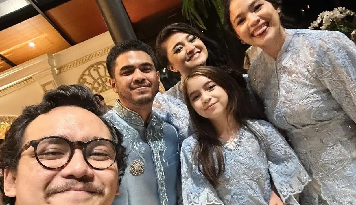 Potret bahagia Marshanda bersama putrinya dan saudaranya. Pihak keluarga kompak mengenakan busana senada. [Instagram/marshanda99]
