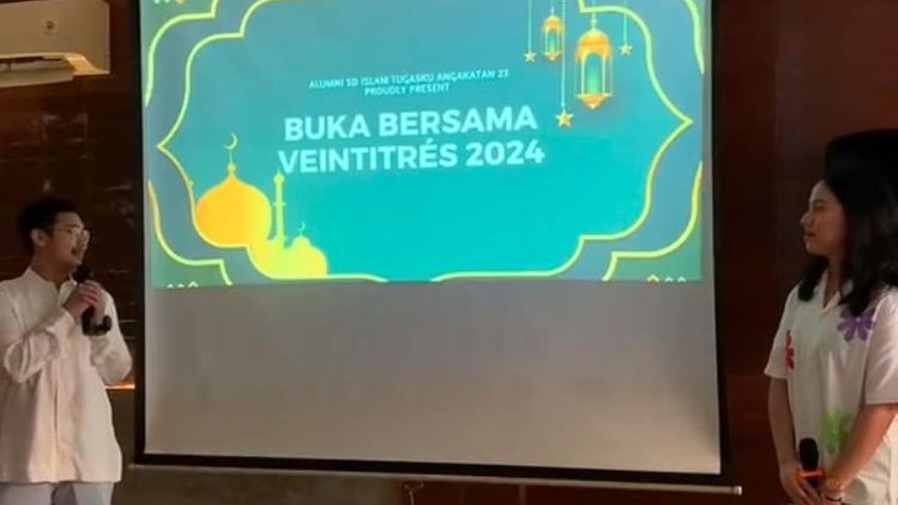 Acara pun dibuka oleh dua murid yang kini sudah dewasa dan bertugas menjadi MC pada kesempatan itu.