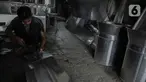 Perajin menyelesaikan pembuatan perabot dapur di Jalan Dewi Sartika, Cawang, Jakarta, Minggu (17/12/2019). Kawasan yang dulunya terkenal sebagai sentra industri pembuatan kompor minyak di Jakarta itu sekarang telah beralih menjadi perajin perabot dapur. (Liputan6.com/Faizal Fanani)