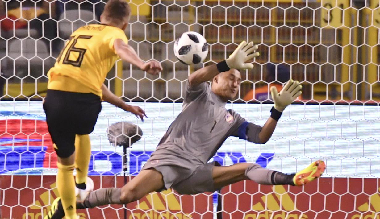 Aksi pemain Belgia, Thorgan Hazard saat melepaskan tembakan ke gawang Kosta Rika pada laga uji coba di King Baudouin stadium, Brussels, (11/6/2018). Belgia menang 4-1. (AP/Geert Vanden Wijngaert)