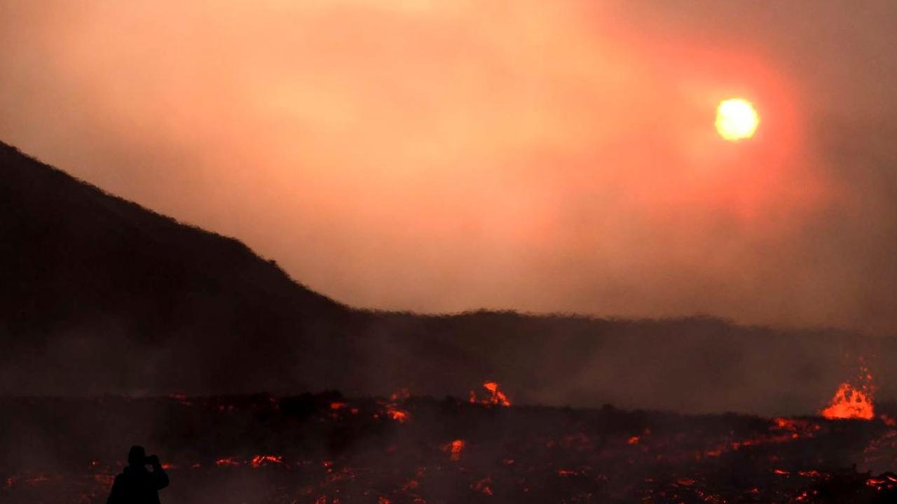 Gunung berapi di dekat Litli Hrutur, Reykjavik, Islandia, meletus pada 10 Juli 2023. Pihak berwenang memperingatkan para wisatawan agar menjauh dari gunung api tersebut untuk menghindari paparan gas beracun.