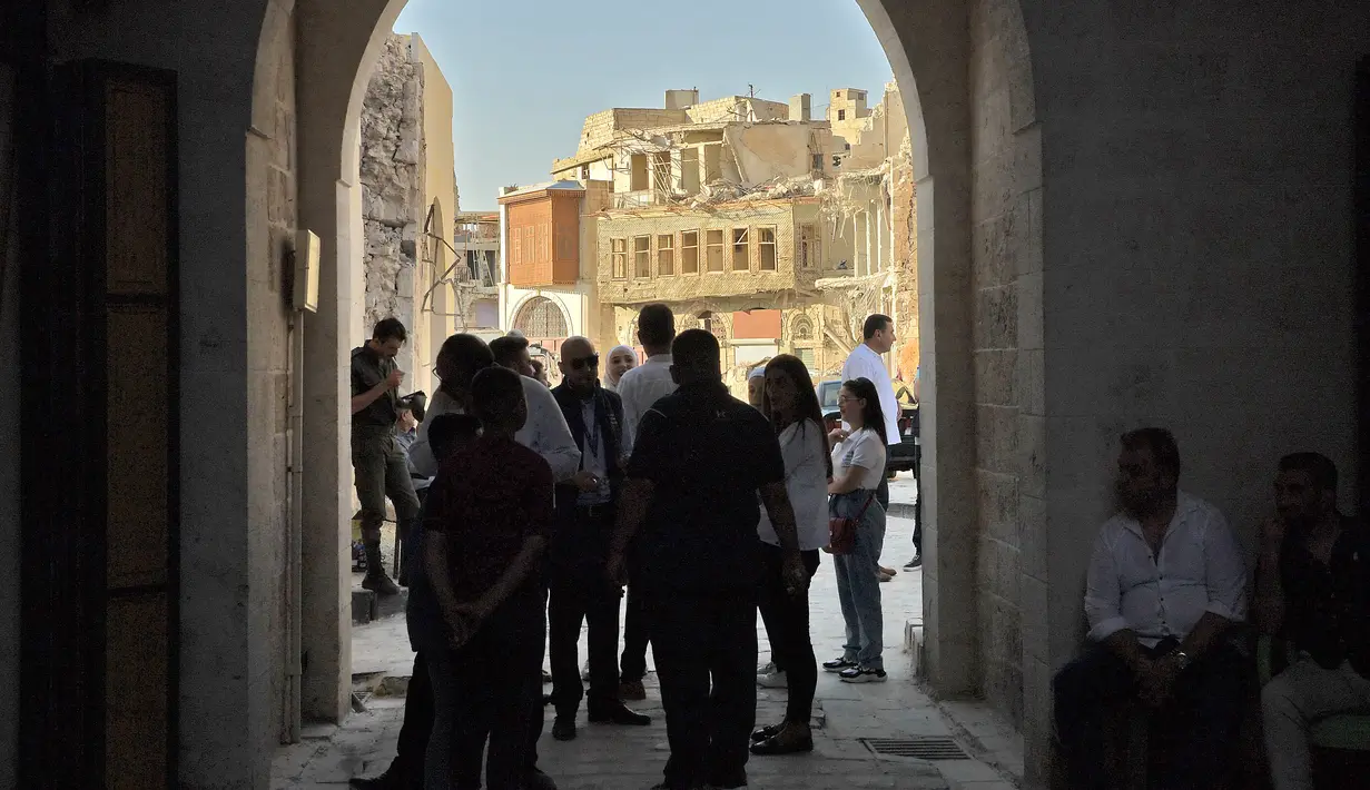 Orang-orang berjalan-jalan di "Souq Khan al-Harir" (pasar tertutup sutra) yang dibuka kembali setelah konflik bertahun-tahun di kota utara Aleppo, Suriah (29/8/2021). (AFP Photo)