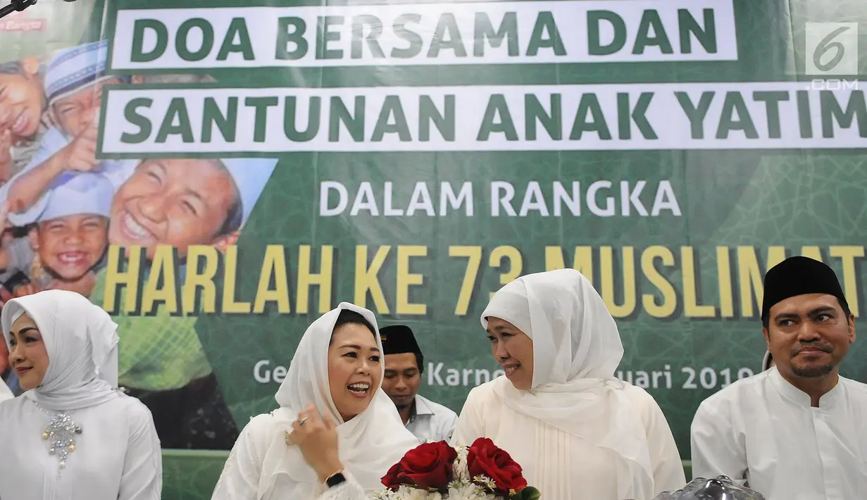 Ketua Umum Muslimat NU Khofifah Indar Parawansa (dua kanan) bersama Ketua Panitia Harlah ke-73 Muslimat NU Yenny Wahid (dua kiri) saat menghadiri doa bersama dan santunan anak yatim di kompleks SUGBK, Jakarta, Sabtu (26/1). (Liputan6.com/Herman Zakharia)