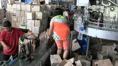 Pekerja tidak memakai standar pakaian ataupun seragam yang higienis untuk memproduksi bahan makanan yang siap pakai itu.