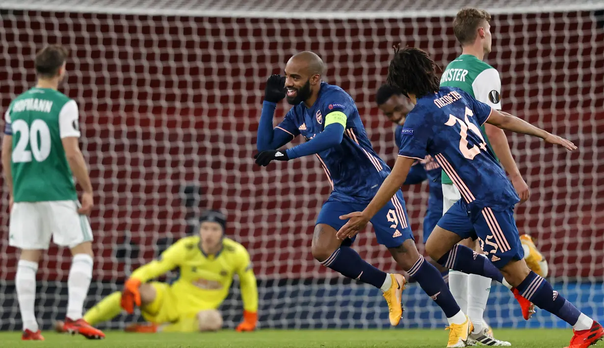 Striker Arsenal, Alexandre Laczette, melakukan selebrasi usai mencetak gol pertama Arsenal ke gawang Rapid Wien dalam laga lanjutan Liga Europa 2020/21 Grup B di Emirates Stadium, Kamis (3/12/2020) waktu setempat. Arsenal mengalahkan Rapid Wien 4-1. (AFP/Adrian Dennis)