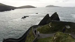 Pengunjung melihat pemandangan laut di Pulau Blasket dan Skellig, , Irlandia, Selasa (27/12). Irlandia mendapat julukan Pulau Zamrud karena memiliki pemandangan alam yang hijau terang. (REUTERS / Clodagh Kilcoyne)