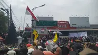 Demo Lengserkan Bupati Sudewo Berujung Ricuh, Pagar Kantor Bupati Pati Roboh Terdengar Letusan