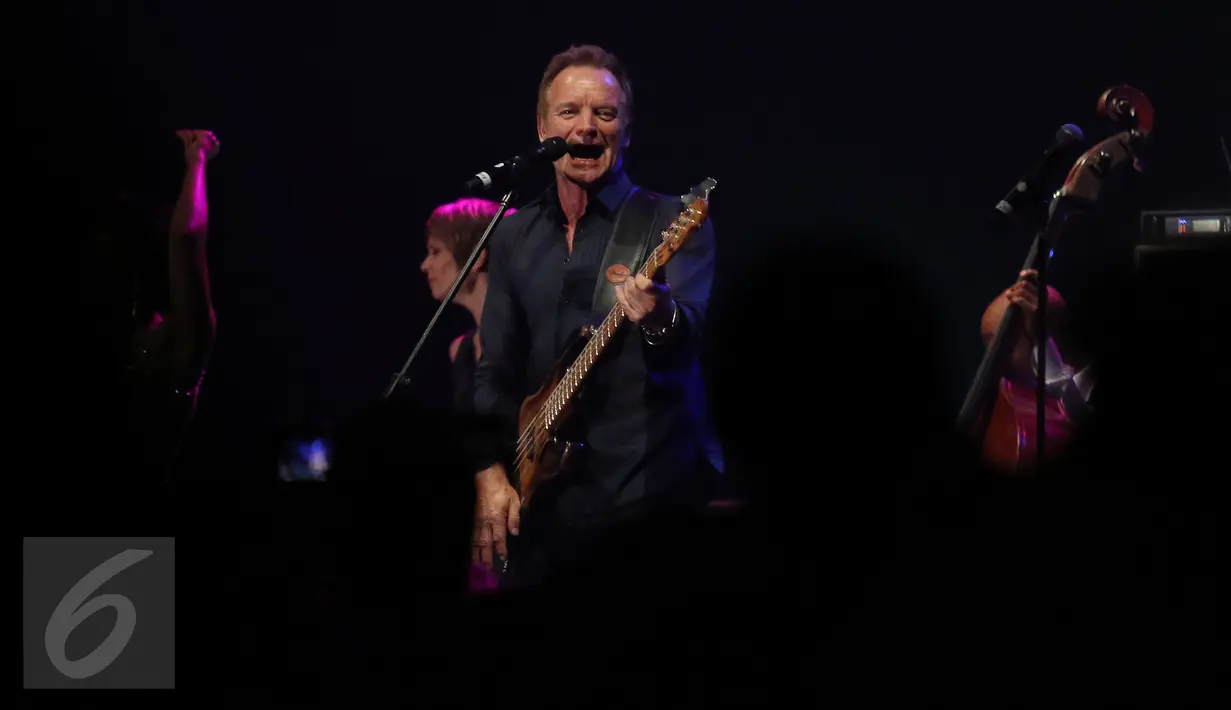 Aksi musisi asal Inggris, Sting pada pagelaran Java Jazz Festival 2016 di BNI Hall, JIEXPO Kemayoran, Jakarta, Minggu (6/3). Penampilan musisi bernama Gordon Matthew Thomas Sumner itu menutup JJF 2016 dengan manis. (Liputan6.com/Herman Zakharia)
