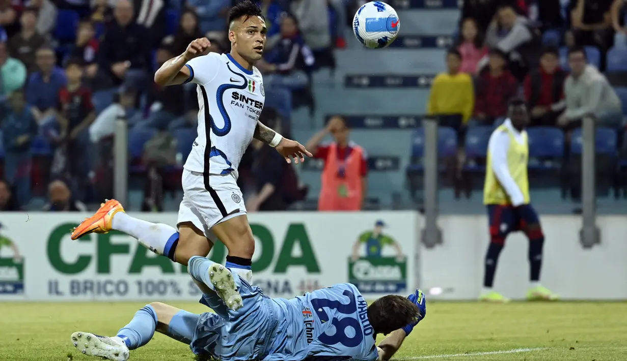 Pemain Inter Milan Lautaro Martinez mencetak gol ke gawang Cagliari pada pertandingan sepak bola Liga Italia di Sardegna Arena, Cagliari, Italia, 15 Mei 2022. Inter Milan menang 3-1. (Alberto PIZZOLI/AFP)