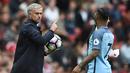 Pelatih Manchester United,  Jose Mourinho menahan bola saat pemain Manchester City, Raheem Sterling hendak mengambilnya  pada laga Premier League di Old Trafford, Manchester,  (10/9/2016). (AFP/Oli Scarff)