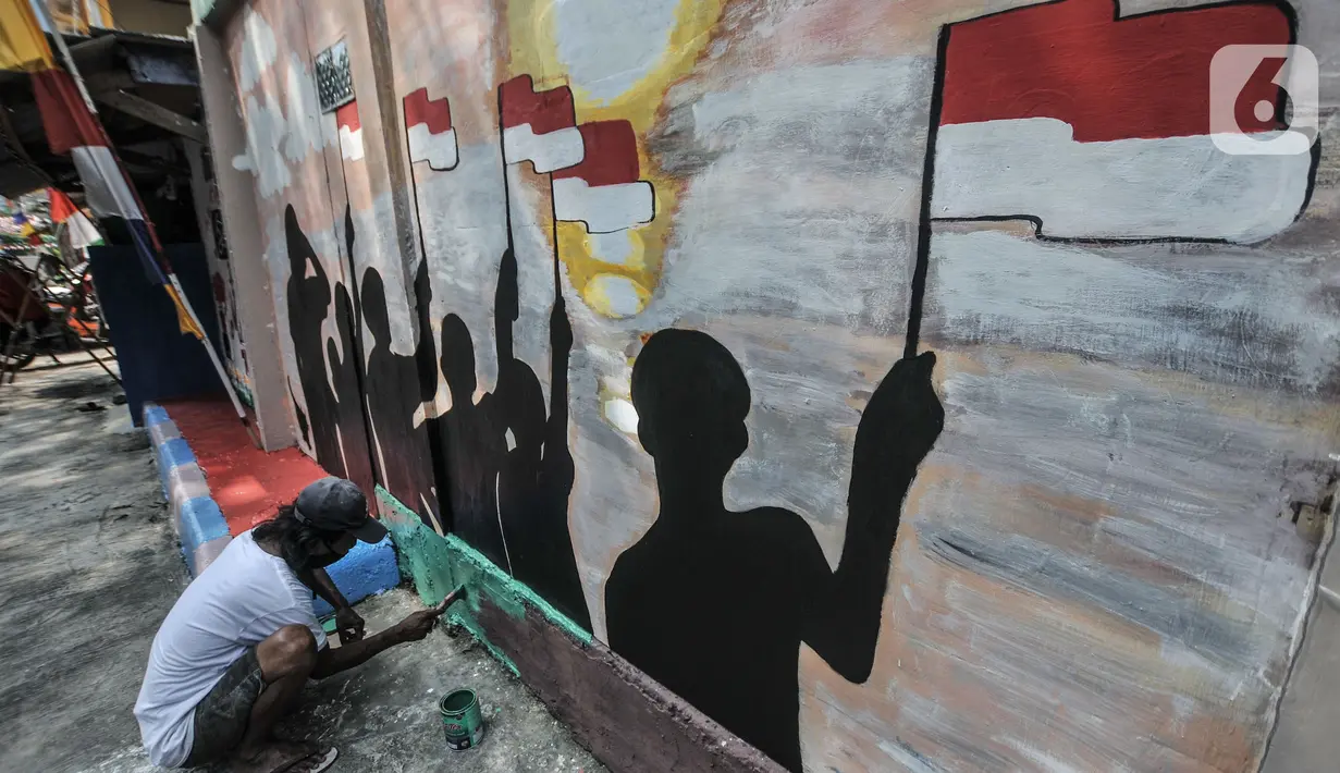 Warga menyelesaikan pembuatan mural bertema Kemerdekaan RI di "Kampung Merdeka" RW 04 Kelurahan Kebon Melati, Tanah Abang, Jakarta, Rabu (11/8/2021). "Kampung Merdeka" dihias dengan mural dan beragam ornamen merah putih dalam rangka menyambut Hari Kemerdekaan ke-76 RI. (merdeka.com/Iqbal S Nugroho)