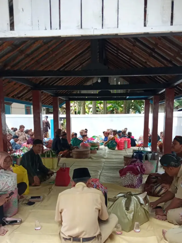 Tradisi memetri bumi anak putu Kalikudi, Adipala, Cilacap. (Foto: Liputan6.com/Nakam)