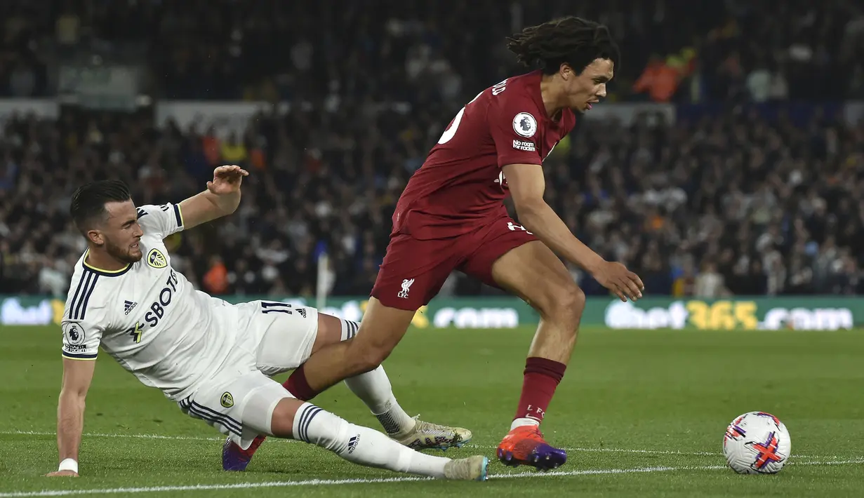 Pemain Liverpool, Trent Alexander-Arnold (kanan) berebut bola dengan pemain Leeds United, Jack Harrison saat laga pekan ke-31 Liga Inggris 2022/2023 di Elland Road, Leeds, Selasa (18/04/2023). The Reds menang dengan skor 6-1. (AP Photo/Rui Vieira)