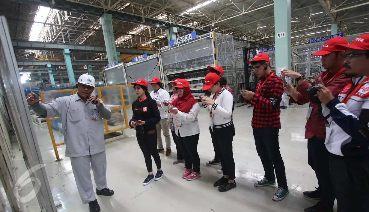 Karyawan perusahaan mobil Toyota memberikan penjelasan kepada peserta Campus CJ Edutrip di TMMIN Karawang Plant 1, Jawa Barat, Kamis (23/2). (Liputan6.com/Immanuel Antonius)