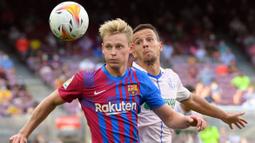Erik ten Hag nampaknya masih ngebet untuk mendatangkan Frenkie De Jong dari Barcelona meskipun kepindahannya akan berlangsung cukup rumit. Sosoknya dibutuhkan untuk menggantikan peran Paul Pogba yang hengkang menuju Juventus pada bursa transfer musim panas 2022/2023 ini. Setan Merah diketahui rela merogoh kocek hingga 85 juta euro untuk sang pemain. (AFP/Lluis Gene)