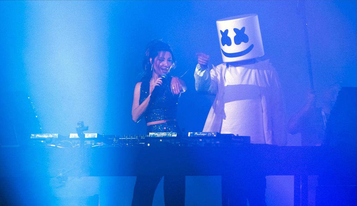 DJ sekaligus produser Amerika Serikat Marshmello (kanan) bersama bintang pop Lebanon Nancy Ajram membawakan single mereka "Sah Sah" pada seri konser Gamers8 di Riyadh, Arab Saudi, 11 Agustus 2022. Gamers8 adalah musim permainan besar-besaran yang berlangsung dari 14 Juli hingga 8 September di kerajaan gurun. (Nasser al-HARBI/AFP)