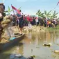 Aksi teatrikal seorang perempuan naik perahu dan mengambil sampah yang ada di sungai mewarnai upacara pengibaran bendera HUT RI di pegunungan Kendeng. (Liputan6.com/ Arief Pramono)