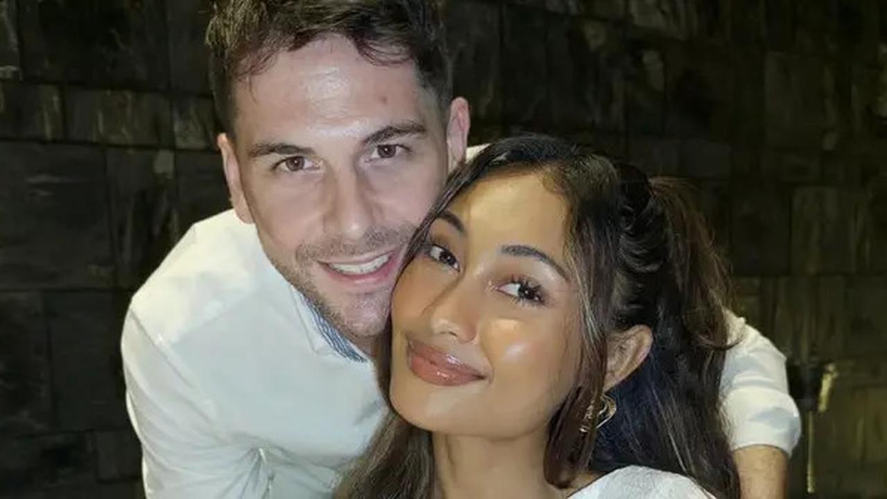 Potret Ganteng Pacar Novia Bachmid yang Ternyata Bule, Kompak Pakai Outfit Serba Putih saat Makan Malam Romantis