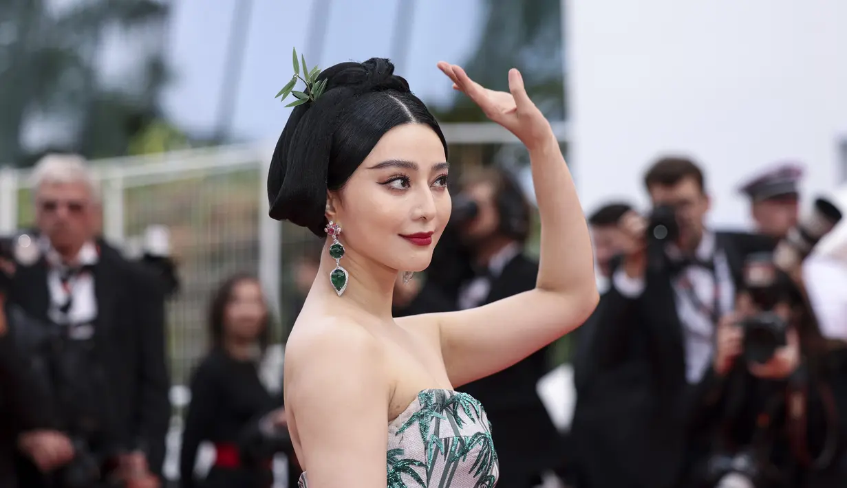 Fan Bingbing berpose untuk fotografer setibanya di upacara pembukaan festival film Cannes 2023, Cannes, Prancis selatan, Selasa, 16 Mei 2023. (AP Photo/Vianney Le Caer)