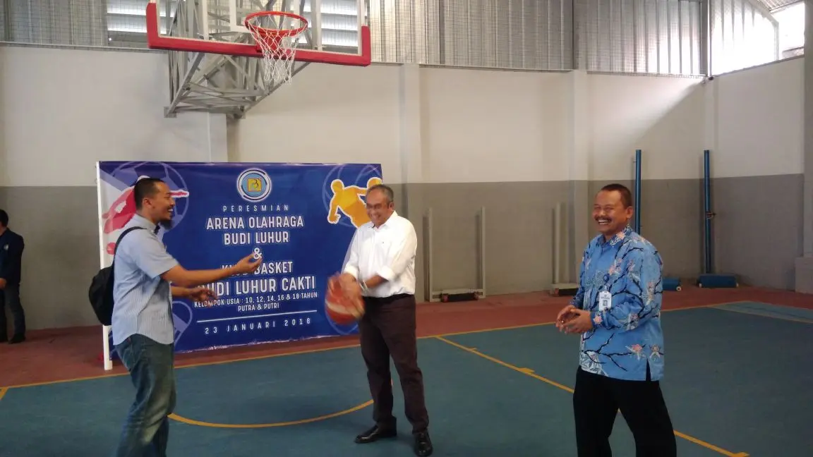 Ketua Yayasan Universitas Budi Luhur (UBL), Kasih Anggoro (tengah) saat menjajal ring basket sports Arena, Selasa (23/1/2018) (Liputan6.com/Defri Saefullah)