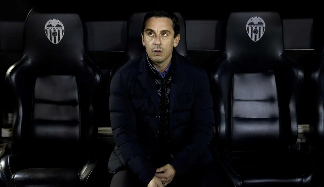 Pelatih Valencia, Gary Neville lsaat menyaksikan anak asuhnya berlaga  melawan Barcelona pada leg kedua semifinal Copa Del Rey di Stadion Mestalla, Valencia, Kamis (11/2/2016) dini hari WIB. (AFP/Jaime Reina)