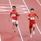 Sprinter Indonesia, Lalu Muhammad Zohri, berlari di antara sprinter Su Bingtian dari China dan Kemar Hyman dari Kepulauan Cayman, dalam round 1 lari 100 meter putra Olimpiade Tokyo 2020, Sabtu (31/7/2021). (Dok. NOC Indonesia)