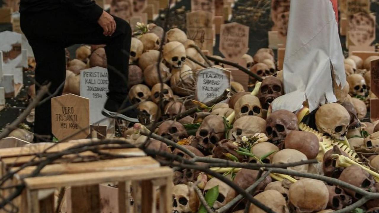 Pengunjung melihat instalasi tengkorak saat ditampilkan dalam peringatan 26 tahun Reformasi dan napak tilas pelanggaran HAM Orde Baru di Jalan Diponegoro, Jakarta, Selasa (21/5/2024). Foto: Liputan6.com / Angga Yuniar