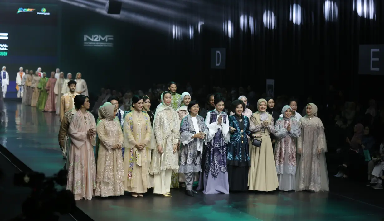 Tak hanya sekadar membuka acara, Menpar Widi Wardhana pun turut menjadi model catwalk